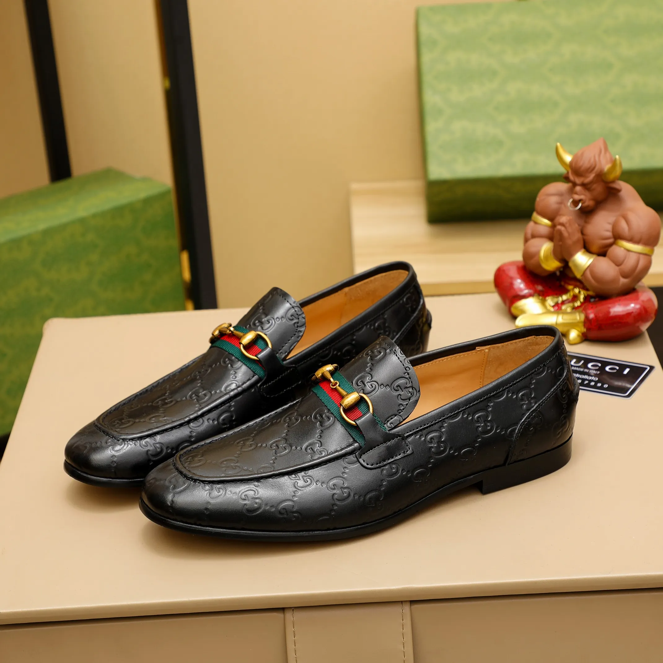 p480 GUCCI 2021 men’s latest casual leather shoes👞! Available at counters simultaneously! A one-to-one replica of the original. All imported top layer calfskin. The interior is made of top-grade cowhide, and the original factory-supplied rubber outsole is used. Leading new fashion concepts. Black, brown, matching sizes: 38-45